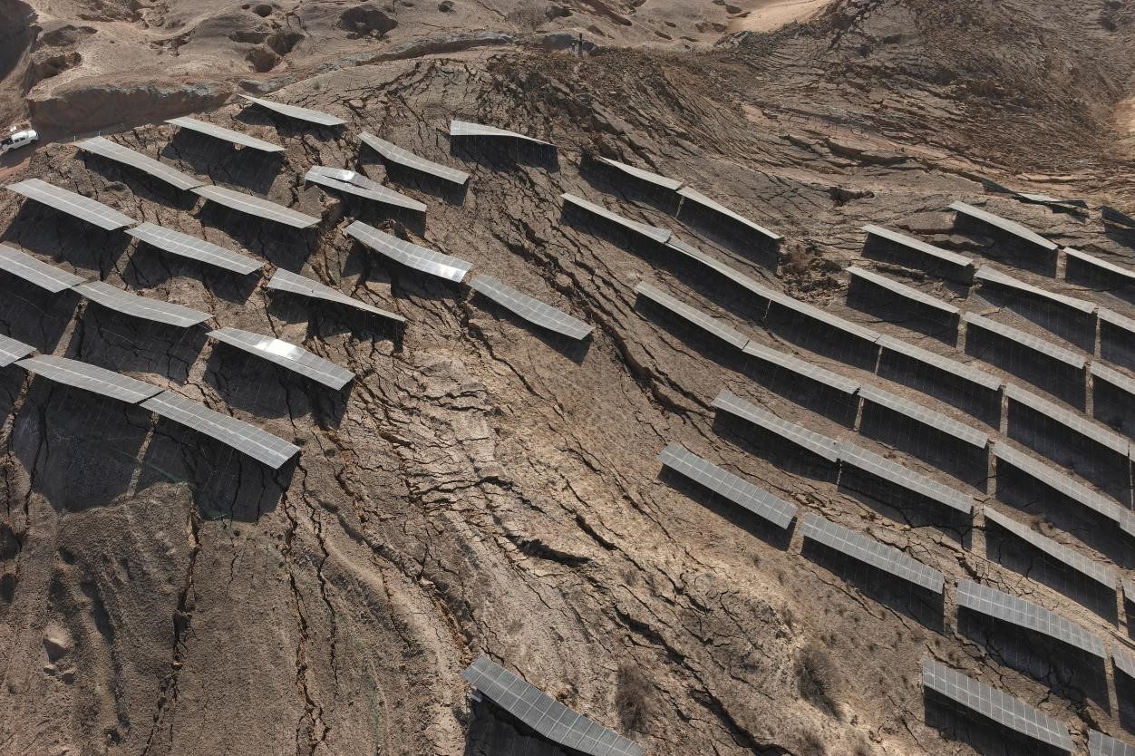 甘肅積石山地震后我公司第一時(shí)間出動(dòng)無(wú)人機(jī)對(duì)光伏廠區(qū)進(jìn)行巡檢