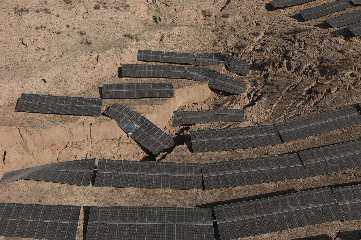 甘肅積石山地震后我公司第一時(shí)間出動(dòng)無(wú)人機(jī)對(duì)光伏廠區(qū)進(jìn)行巡檢